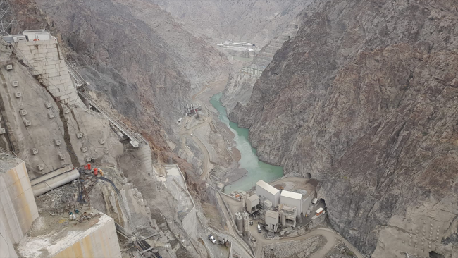 Türkiye'nin en yüksek barajı su tutmaya hazırlanıyor